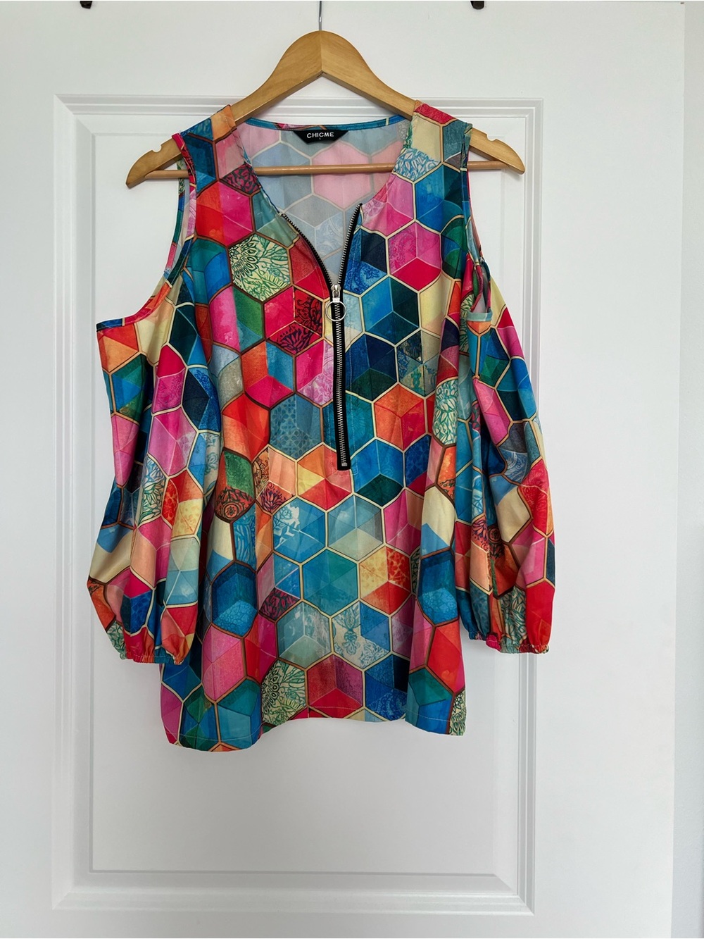 chic Multicolor Hexagon Cold-Shoulder Zip Front Blouse